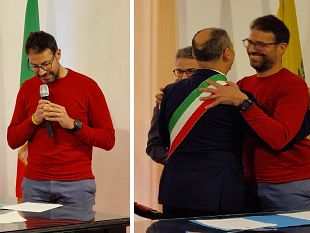 mazara-il-compagno-casale-giura-da-assessore-con-t-shirt-rossa-dichiarando-w-la-costituzione