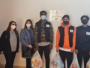 marsala-badia-grande-i-beneficiari-donano-generi-alimentari-per-lucraina