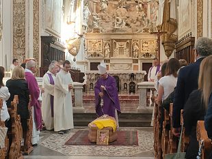 mazara-chiesa-gremita-per-i-funerali-di-maria-cristina-gallo-la-professoressa-coraggio