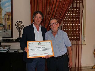 il-sindaco-castiglione-consegna-riconoscimento-al-pasticcere-pino-firreri-che-compie-50-anni-di-attivita