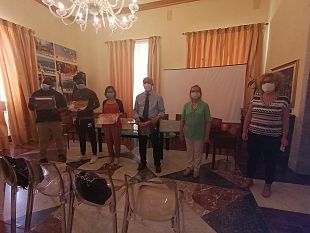 marsala-i-giovani-del-siproimi-regalano-al-sindaco-di-girolamo-le-visiere-anti-covid-19