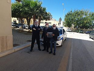 trapani-donate-20-visiere-ai-vigili-urbani-soddisfazione-dellassessore-la-porta