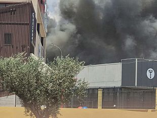 castelvetrano-fiamme-nella-sede-della-croce-rossa-vigili-del-fuoco-in-azione