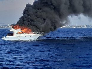 trapani/trapani-barca-in-fiamme-salvate-13-persone