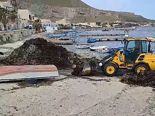 valderice-iniziate-le-operazioni-di-ripristino-dello-scalo-di-alaggio-presso-il-porticciolo-di-bonagia