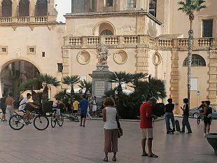 monopattini-skateboard-e-pallonate-piazza-della-repubblica-fuori-controllo