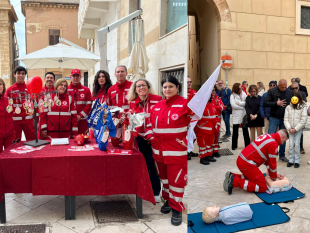 mazara-la-croce-rossa-in-piazza-per-le-uova-di-pasqua-solidali-con-momenti-di-dimostrazione-delle-manovre-salva-vita