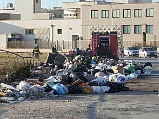 video-ennesimo-incendio-alla-spazzatura-accatastata-nella-zona-portuale