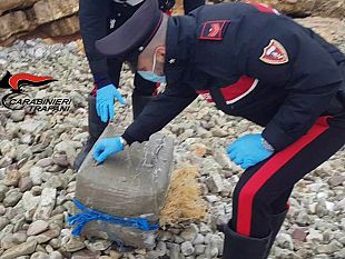 trapani-altro-pacco-di-droga-spiaggiato-scoperto-dai-carabinieri-avrebbe-fruttato-300mila-euro