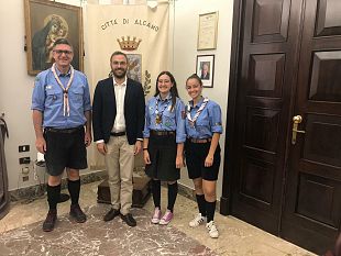 alcamo-il-sindaco-domenico-surdi-ha-incontrato-la-giovane-scout-alcamese-vincenza-lipari-che-partecipera-allevento-mondiale-jamboree