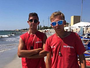 mazara-i-bagnini-del-lido-buxutu-salvano-un-bagnante