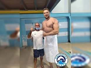 trapani-via-vai-di-celebrita-olivier-richters-si-allena-nella-piscina-comunale