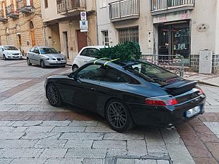 porsche-con-albero-di-natale-in-giro-per-la-citta