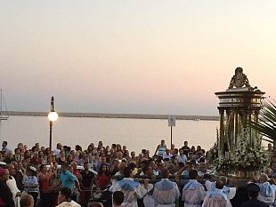 lo-sguardo-fotografico-della-giovane-gloria-roberti-in-un-momento-della-processione-della-madonna-del-paradiso
