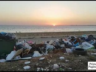 video-mazara-sunset-su-una-citta-colma-di-rifiuti