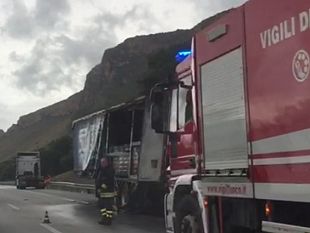 a29-incendio-ad-autocarro-traffico-bloccato-per-due-ore