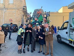 tra-coriandoli-e-tradizioni-a-valderice-sfila-il-carro-dei-nanni