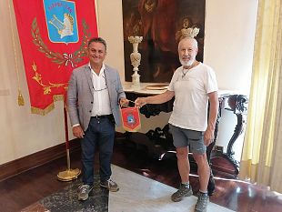 marsala-ricevuto-a-palazzo-municipale-elio-brupamento-lalpino-di-udine-che-sta-percorrendo-litalia-a-piedi