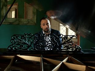 raphael-gualazzi-porta-al-festival-internazionale-notomusica-il-suo-universo-musicale-tra-jazz-soul-e-canzone-dautore