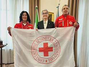 trapani-bandiera-della-croce-rossa-in-prefettura