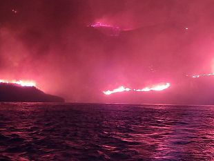 trapani/san-vito-villaggio-di-calampiso-in-fiamme-la-guardia-costiera-salva-28-persone-dal-fuoco