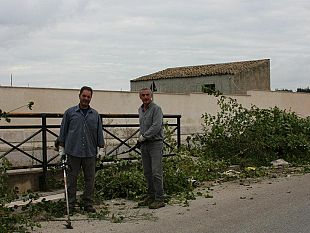 campobello-l-assessore-firreri-al-lavoro-assieme-agli-operai-comunali-per-rendere-piu-vivibile-la-citta