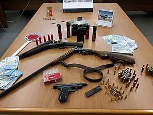 alcamo-forzano-posto-di-blocco-trasportavano-un-fucile-una-carabina-una-pistola-materiale-esplodente-e-piu-di-cento-cartucce