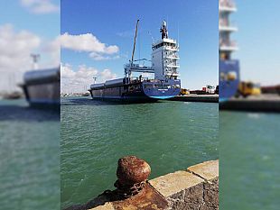 ultime-della-sera-solo-seduto-sulla-banchina-del-porto