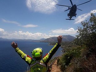 escursonista-salvata-dallintervento-di-un-elicottero-del-centro-c-s-a-r