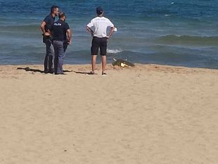 trapani/trapani-trovato-un-uomo-morto-in-spiaggia