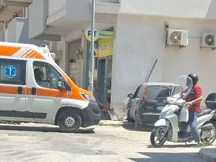 mazara-auto-si-schianta-contro-il-muro-dei-locali-delle-poste-allincrocio-fra-le-vie-sansone-e-puccini