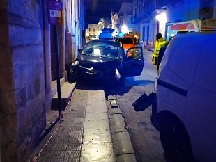 perde-il-controllo-dellauto-e-finisce-su-un-furgone-in-sosta-soccorso-dai-volontari-del-noe