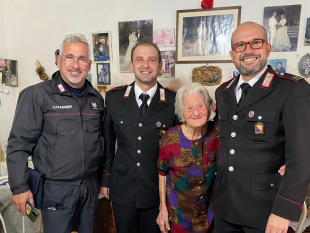 trapani/favignana-i-carabinieri-festeggiano-i-102-anni-di-zia-rosina