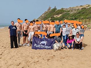 plastic-free-trenta-studenti-dellalberghiero-titone-puliscono-la-spiaggia-dellacropoli