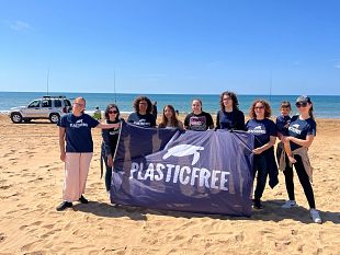 plastic-free-demetra-noi-rotaract-e-croce-rossa-insieme-per-ripulire-la-spiaggia-di-triscina
