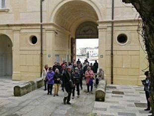 sbarco-di-crocieristi-a-favignana-in-98-visitano-il-centro-e-l-ex-stabilimento-florio