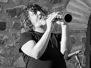 sabato-s-inaugura-divagante-di-alessandro-bazan-a-marsala-la-prima-antologica-con-opere-e-inediti-dal-1999-omaggio-al-jazz-col-clarinetto-di-mattaliano