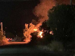 castelvetrano/nuovo-incendio-al-campo-migranti-allex-calcestruzzi-selinunte