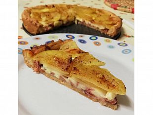 torta-salata-con-speck-e-fontina-filante-ricoperti-da-spicchi-di-patate-alla-paprika