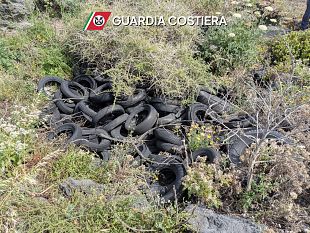 pantelleria-scoperta-discarica-abusiva-di-pneumatici-a-due-passi-dal-mare