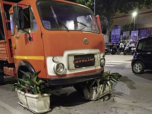 momenti-di-tensione-a-marsala-camioncino-fuori-controllo-si-schianta-in-piazza-inam