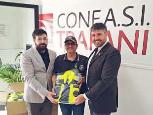 confasi-dona-10-divise-di-protezione-civile-alla-giva