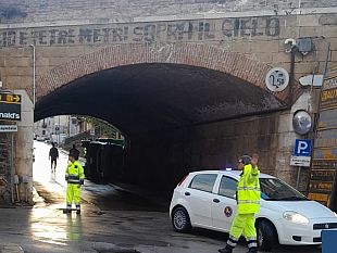 un-furgone-si-ribalta-in-via-partanna-paura-ma-nessun-ferito