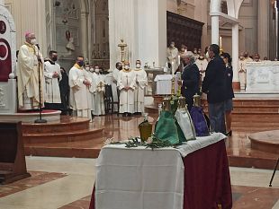 trapani-celebrata-la-messa-crismale-lolio-arriva-dal-giardino-di-falcone