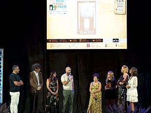 borgata-costiera-fa-il-pieno-piazza-stracolma-per-fiordaliso-emozioni-musica-e-memoria-con-il-premio-sulana-doro