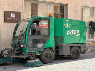 mazara-finalmente-si-rivede-una-spazzatrice-stradale-nel-centro-storico