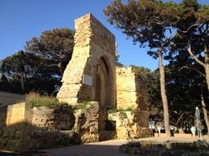 l-arco-normanno-da-simbolo-della-citta-a-bene-invisibile-sta-per-crollare