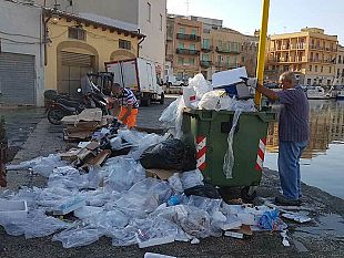 video-mazara-l-incivilta-di-scena-a-piazza-dello-scalo-degrado-quotidiano