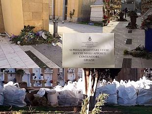 mazara-il-cimitero-degli-orrori-cumuli-di-rifiuti-mancata-pulizia-e-quei-grossi-e-pericolosi-sacchi-incustoditi