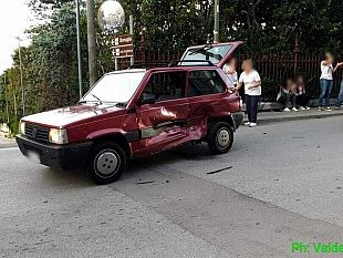 valderice-scooter-finisce-contro-unautomobile